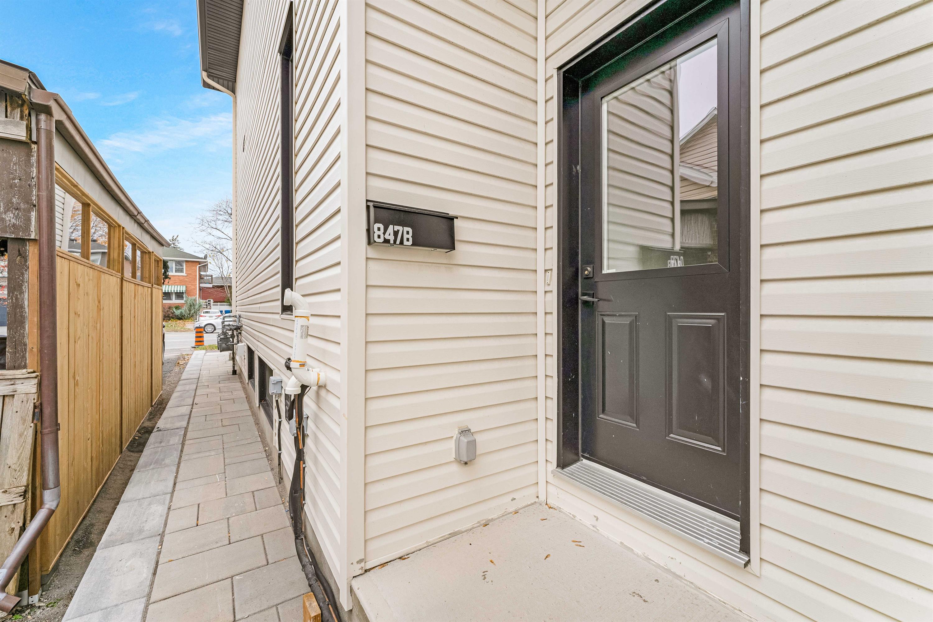 847 Woodroffe Avenue - B